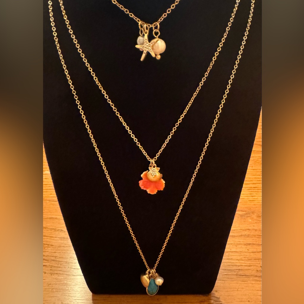 Tommy Bahama Gold And Orange Necklace Set 20$
